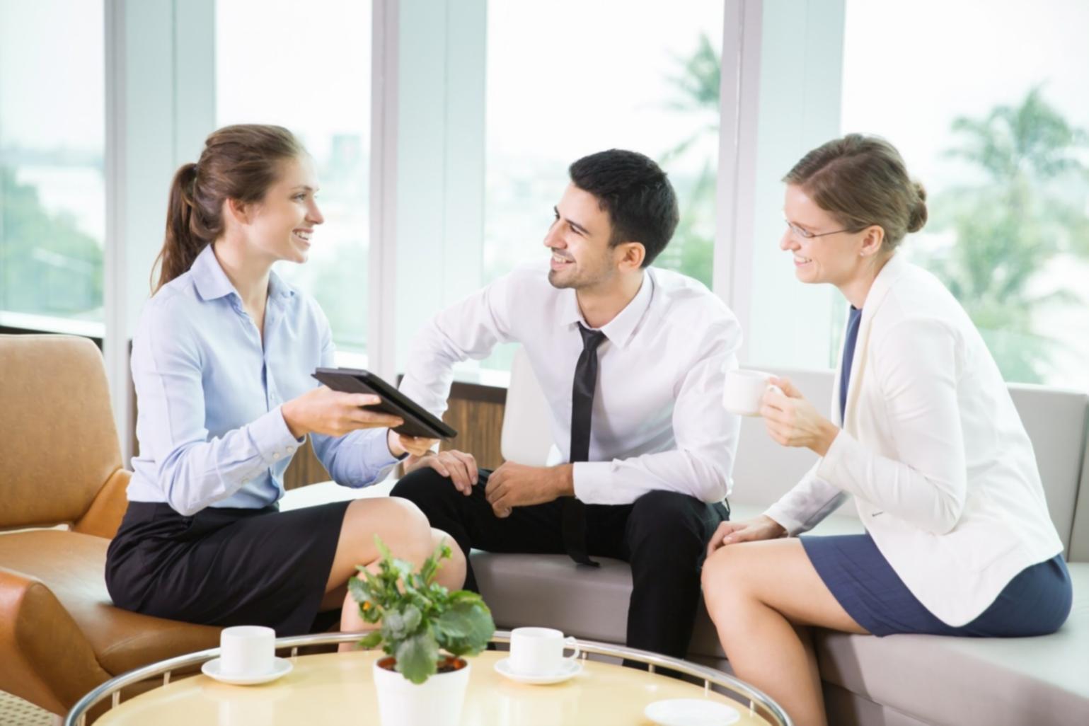 Estudiantes aprendiendo fundamentos financieros en ambiente colaborativo