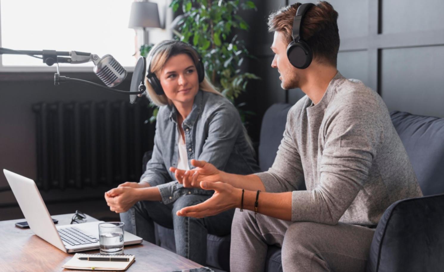Estudiante trabajando con calculadora y documentos financieros