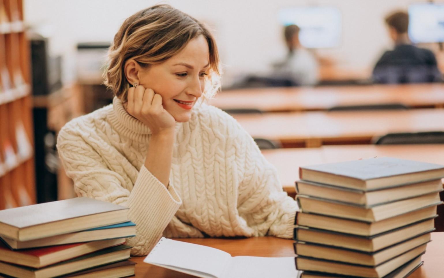 Mesa de trabajo con herramientas de planificación financiera